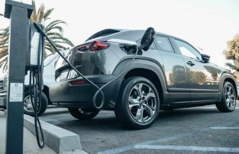 instalación de un punto de recarga para un coche
